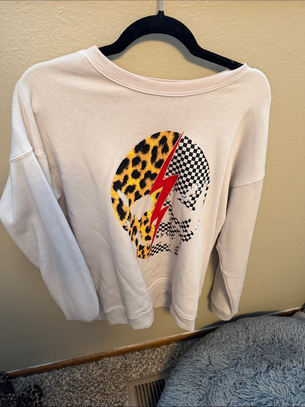 Crew Neck Graphic Sweatshirt in Cream with Leopard & Checker Skull